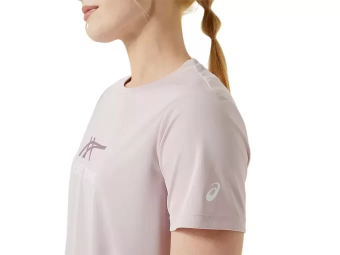 DAME-T-SHIRT MED GRAFISK BANETENNIS
