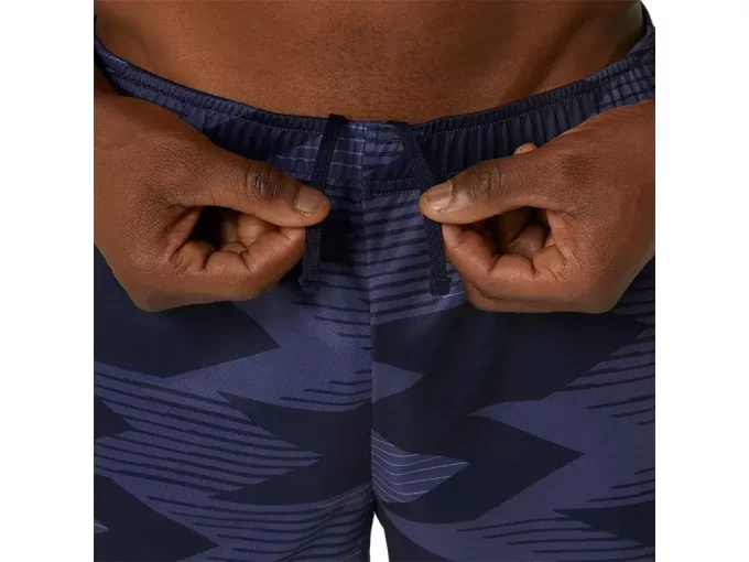 SÆSONBELØB MED 7-TOMMERS SHORTS MED HELPRINT SÆSONBELØB MED 7-TOMMERS SHORTS MED HELPRINT