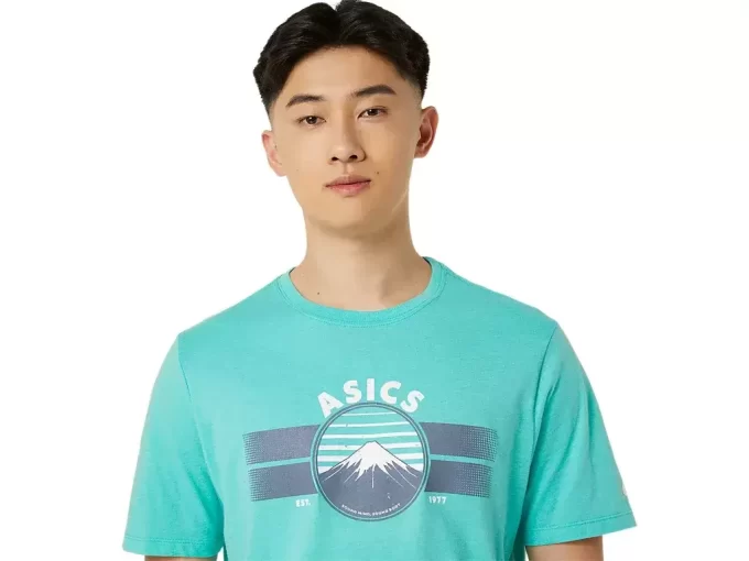 UNISEX ASICS EST. 1977 MOUNTAIN T-SHIRT