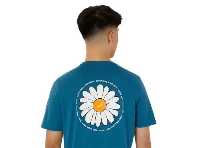 UNISEX ASICS T-SHIRT MED DAISY-PRINT PÅ BAGSIDEN OG KORTÆRMET UNISEX ASICS T-SHIRT MED DAISY-PRINT PÅ BAGSIDEN OG KORTÆRMET